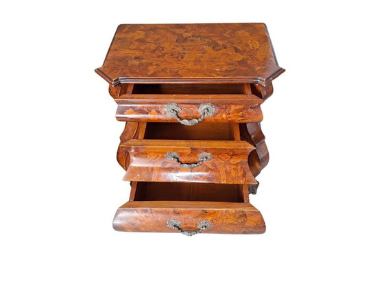 Image 1 of Niederländisches Barock-Triptychon aus den 1920er Jahren – Klappschrank und zwei eingelegte Nachttische