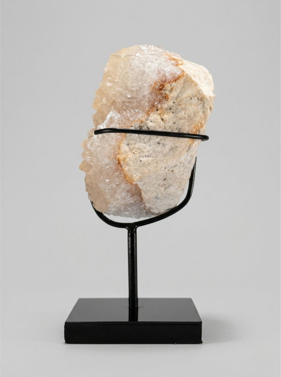 Image 1 of Dekoratives Duo – Gebänderte Kalzitkugel (Marmoronyx) und Kalzitkristall auf Sockeln