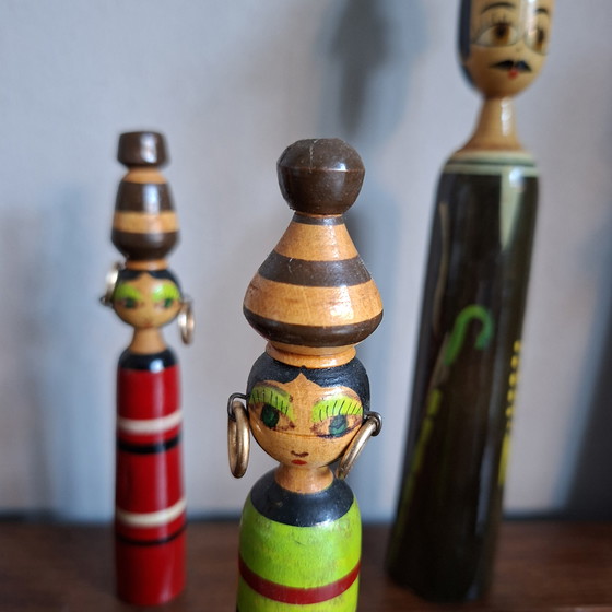 Image 1 of Poupées égyptiennes vintage en bois sur fuseau des années 70. 19 pièces.