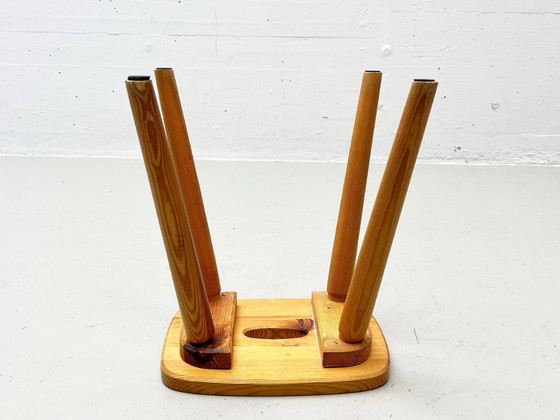 Image 1 of Zwitserse houten vierpootkruk gemaakt van dennenhout