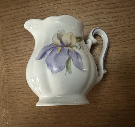 Image 1 of Pequeña lechera/cremera de porcelana con motivo de iris, siglo XX