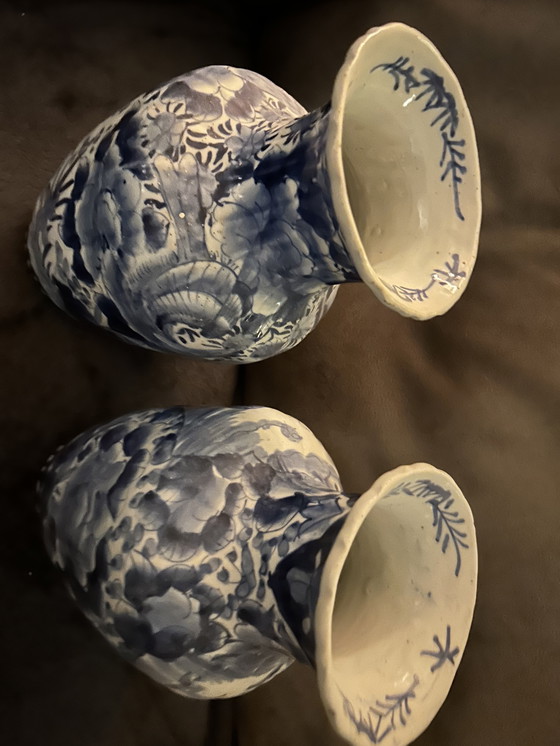Image 1 of 2 antieke blauw witte  geribbelde Japanse Imari vazen 32cm