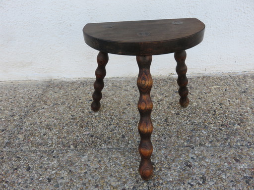 Tabouret tripode, brutaliste, en bois massif, assise demi lune, 50s 60s