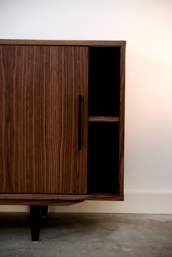 Image 1 of Notenhouten dressoir O-S02 schuifdeur en 3 laden 200