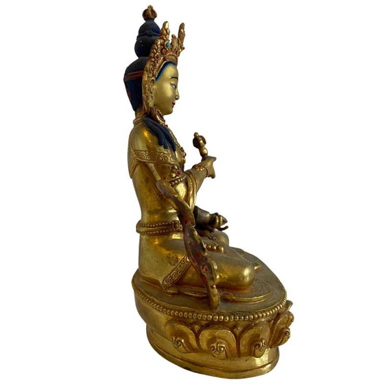 Estatua nepalesa de bronce dorado de White Tara – Tradición Newar, finales del siglo XIX – principios del XX (photo 3 of 10)