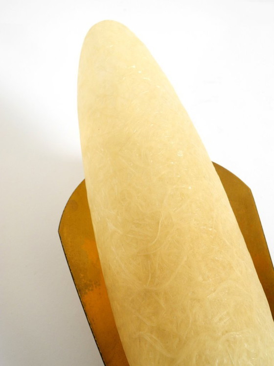 Image 1 of Una coppia di bellissime applique da parete in ottone in stile Mid-Century Modern con paralumi in fibra di vetro.