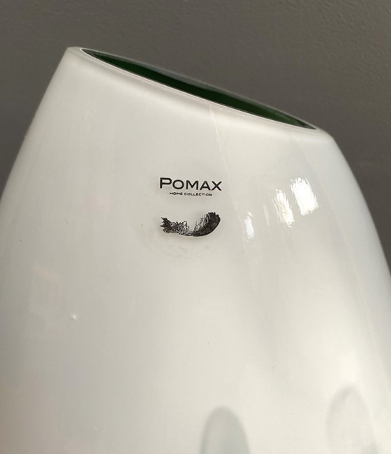 Image 1 of Witte en groene glazen vaas uit de Pomax Hom-collectie