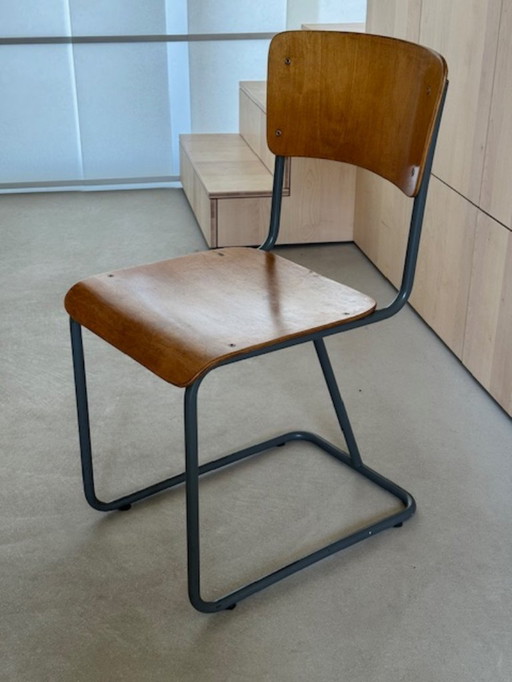 Sedie da ufficio Gispen, una con timbro del marchio