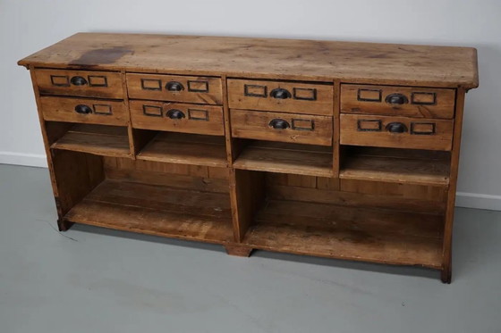 Image 1 of Mobiletto rustico da farmacia tedesco d'epoca / bancone da negozio in pino, anni '30