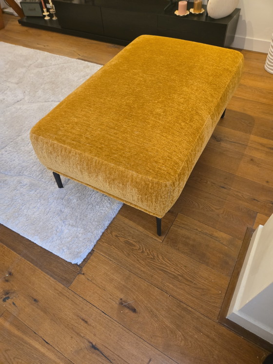 Otomana/sofá de dos plazas texturizado color amarillo mostaza – Haura Home, Loveseat (photo 5 of 5)