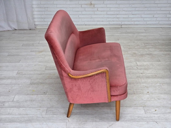Image 1 of Schwedisches 2-Sitzer-Sofa aus den 1970er Jahren, rosa Möbelvelours, Buchenholz.