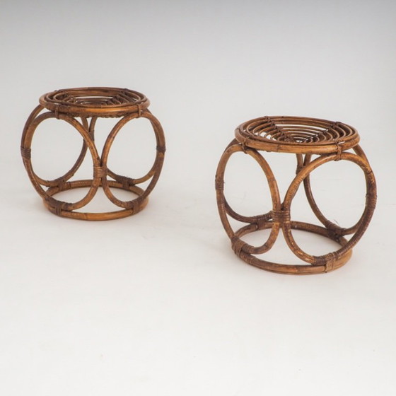 Coppia di sgabelli/tavolini vintage in rattan realizzati a mano (photo 12 of 12)