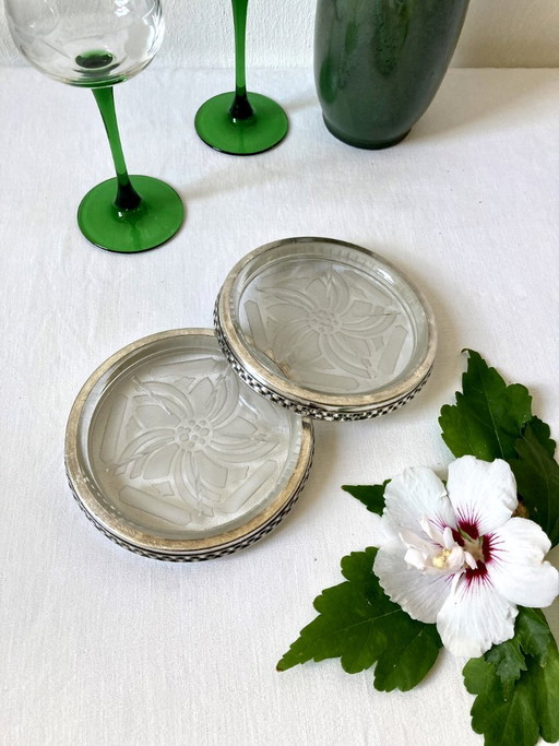 Paar Art-Deco-Flaschenuntersetzer – Sandgestrahltes, graviertes Glas und versilbertes Metall – Frankreich, (photo 2 of 12)