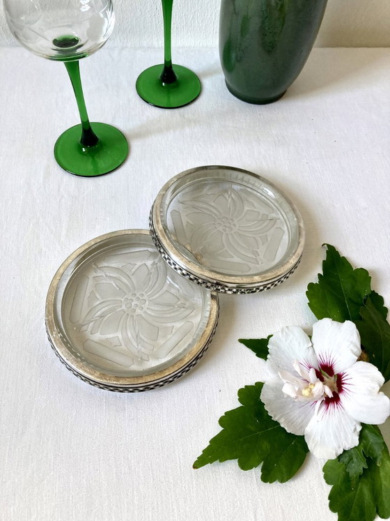Paar Art-Deco-Flaschenuntersetzer – Sandgestrahltes, graviertes Glas und versilbertes Metall – Frankreich, (photo 2 of 12)