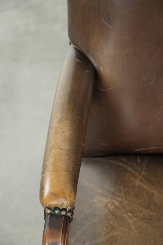 Image 1 of Luxe houten en rundleren Engelse Gainsborough bijzet/ bureaustoel met een prachtige uitstraling