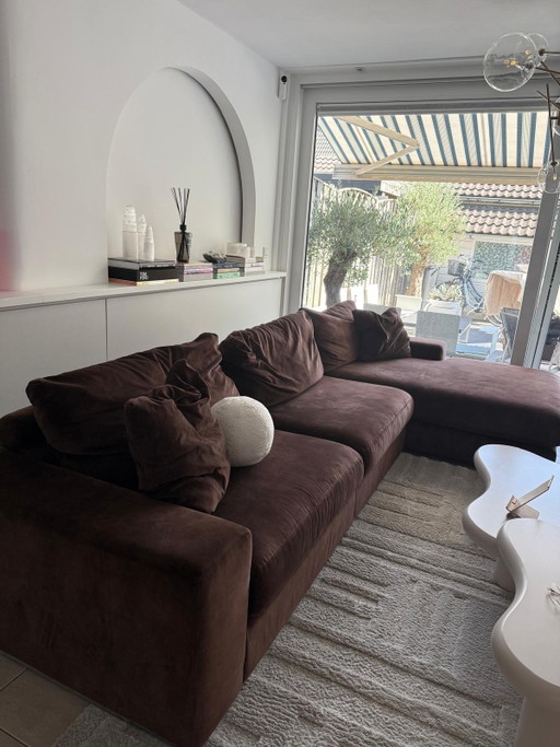 Geräumiges Ecksofa aus schokoladenbraunem Samt mit Chaiselongue – 3 5 zitsbanken, Velvet, Plastic