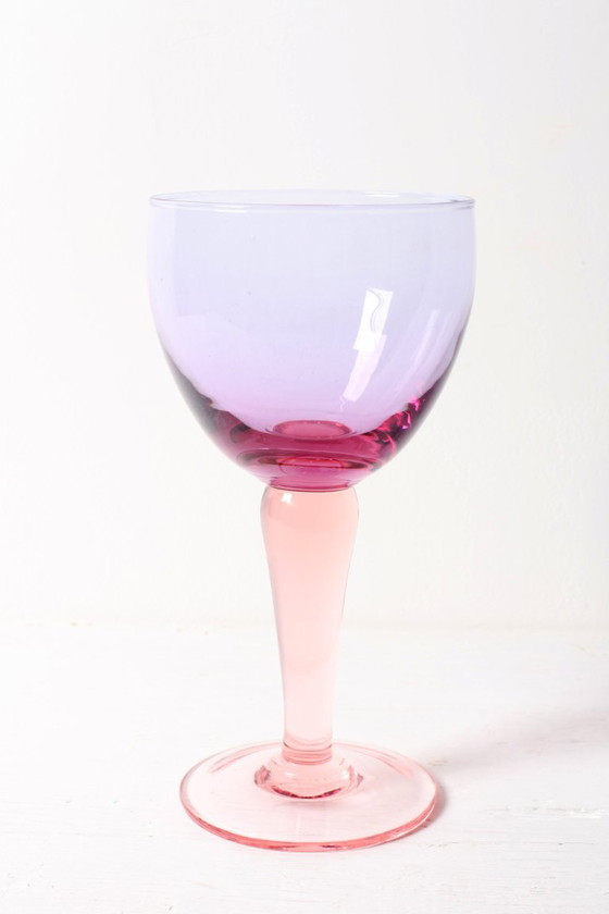 Grote vintage Murano tweekleurige wijnbeker / Roze en paarse steel / Italië / jaren 1980 – Glazen & Karaffen (photo 2 of 11)