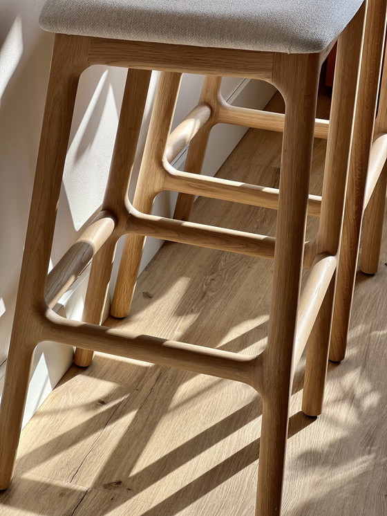 Image 1 of 2 tabourets de bar Rocco neufs – 79 cm – Chêne massif – Charlie Pommier