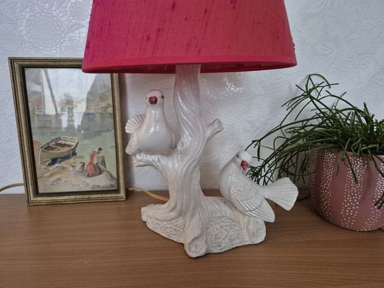 Image 1 of Vintage Hollywood Regency Italiaanse keramiek tafellamp duiven op boomstam 