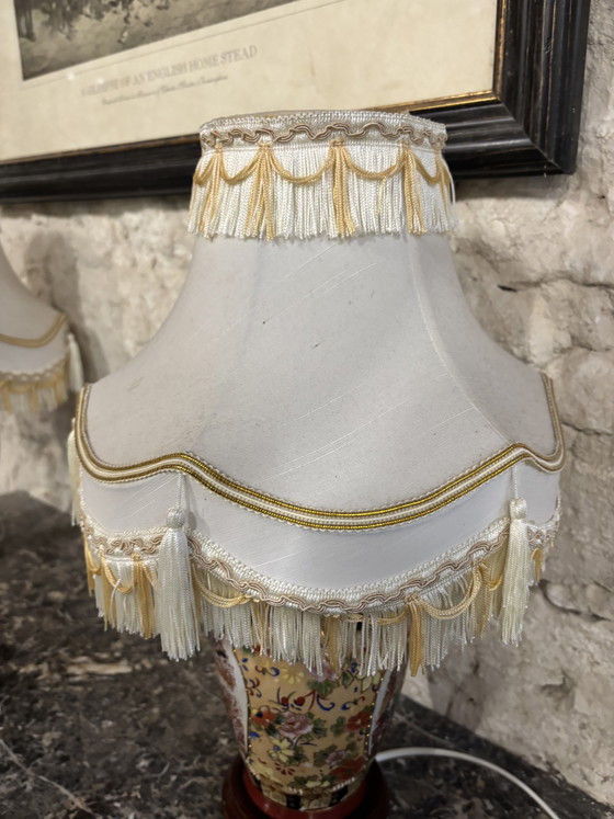 Image 1 of Set di 2 lampade da tavolo in porcellana stile Satsuma con paralumi sfrangiati