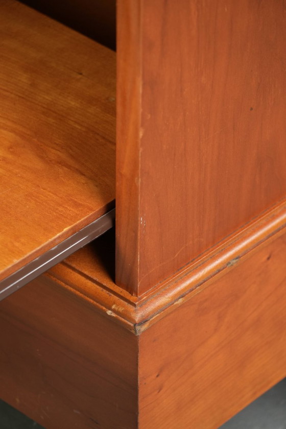 Image 1 of Groot klassiek houten bureau in Engelse stijl met 4 lades en een blauw lederen blad