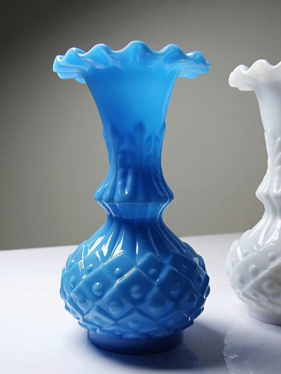 Coppia di piccoli vasi vintage in opalina bianca e blu, decoro ananas., Cristallo, Vetro, Bianco (foto 6 di 16)