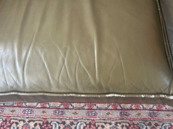 Beautiful Spacious Green Leather Chesterfield 2-Seater – 200 Cm – 2 seaters (photo 3 of 5)