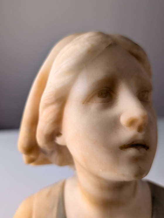 Busto de alabastro de una joven, obra de Gustave Van Vaerenbergh, Art Nouveau belga, década de 1900. (photo 8 of 13)