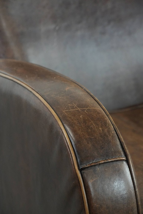 Image 1 of Sillón de piel de oveja con hermosas formas redondas y un diseño elegante.