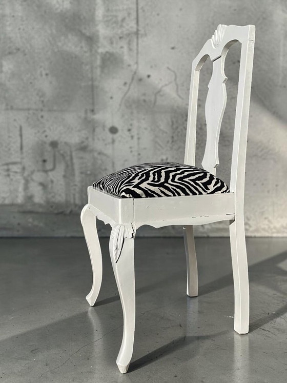 Chaise de salle à manger portugaise baroque ancienne en bois et tissu zébré, revisitée au style contemporain. (photo 4 of 19)