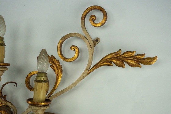 Image 1 of Coppia di grandi lampade da parete floreali in metallo dorato e laccato. Italia anni '60