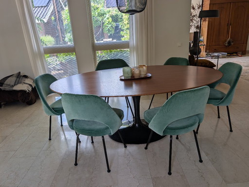 Knoll ovaler Tisch mit Stühlen