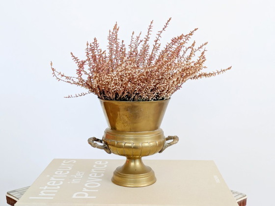 Image 1 of Macetero antiguo de latón con pedestal, maceta ornamentada con base, decoración clásica de los años 60.