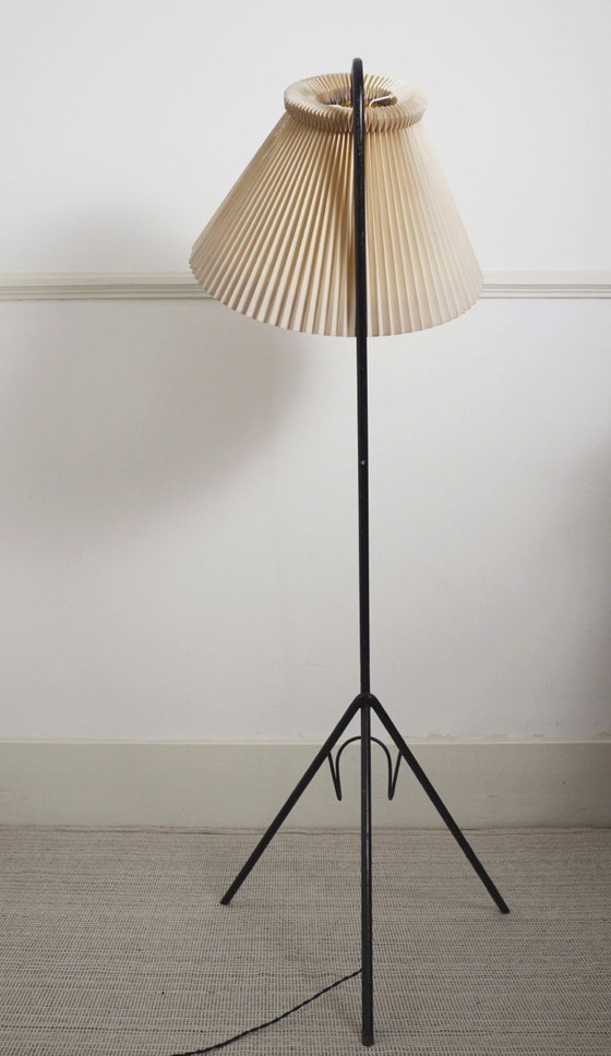 Image 1 of Vintage Le Klint vloerlamp met originele handgevouwen geplooide acrylkap, Deense mid-century moderne leeslamp met magazijn.
