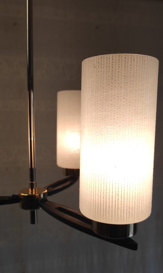 Image 1 of Lustre moderniste 3 feux en métal, laiton et globe opaline - années 50