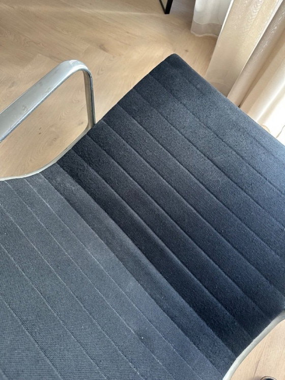 Image 1 of Taburete Herman Miller EA 124, de Charles y Ray Eames