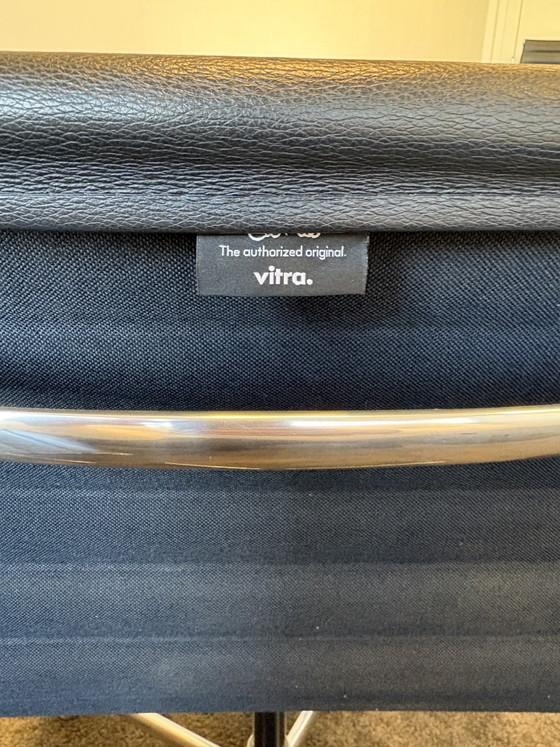 4 chaises de conférence Vitra AE108 en cuir noir – Chaises pivotantes, Leather (photo 3 of 8)