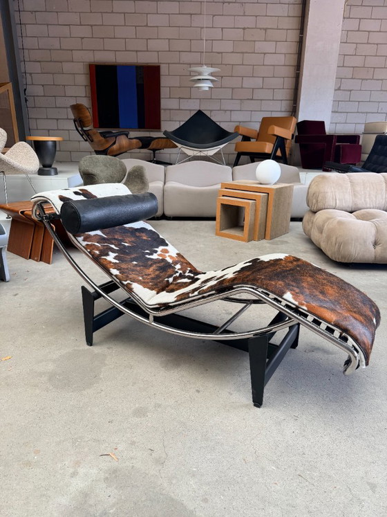 Cassina LC4 Chaiselongue in Pony von Le Corbusier – Chaise longue, Leather, Metal (photo 2 of 14)
