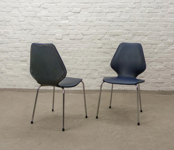Image 1 of Set van vier minimalistische vintage keukenstoelen, nachtblauw kunstleer met chroomaccenten. België, jaren 60.