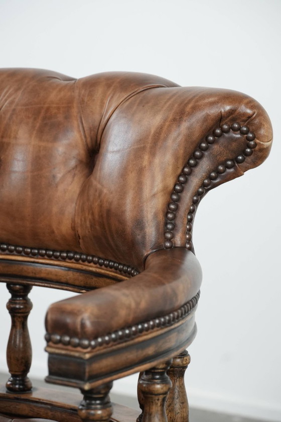 Image 1 of Cognac kleurige rundleren chesterfield bureaustoel/ captains chair in Engelse stijl