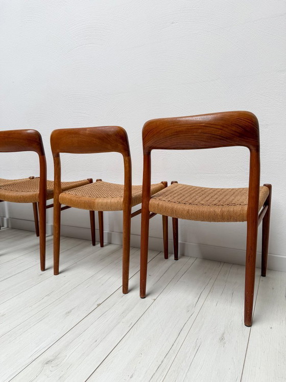 Image 1 of Set van 6 Deense teakhouten eetkamerstoelen nr. 75 van Niels Otto Møller voor JL Møller – jaren 1950 Papercord stoelen