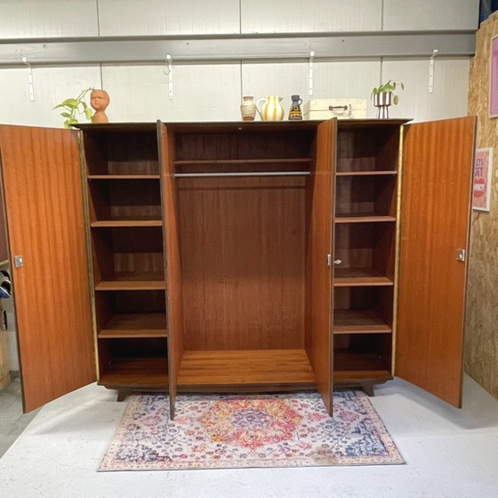 Image 1 of Armadio vintage anni Sessanta a 4 ante in stile metà secolo, con ampi spazi per appendere i vestiti e ripiani.