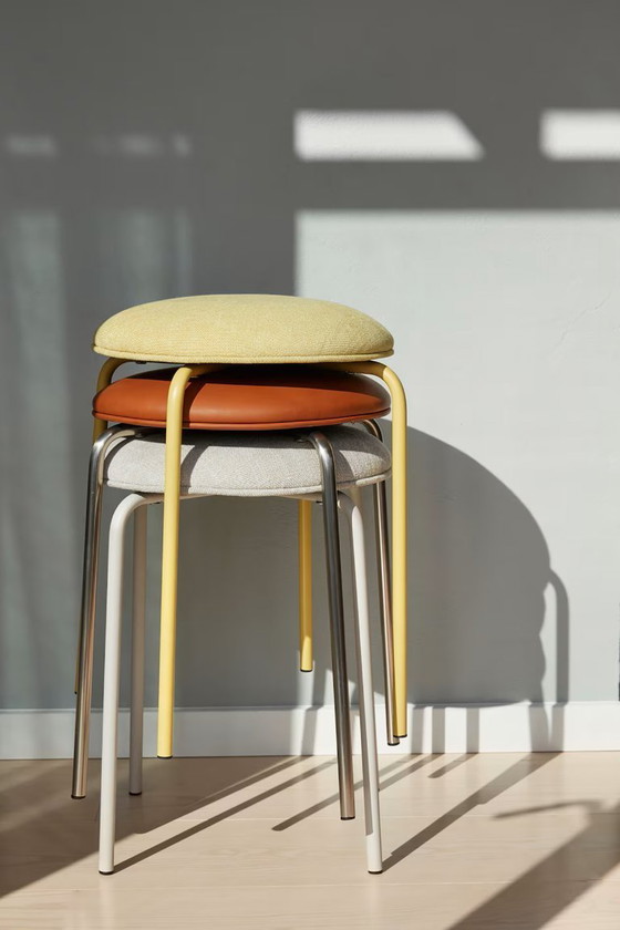 Image 1 of 2 taburetes apilables de bar Hübsch Design en color coñac/níquel marrón