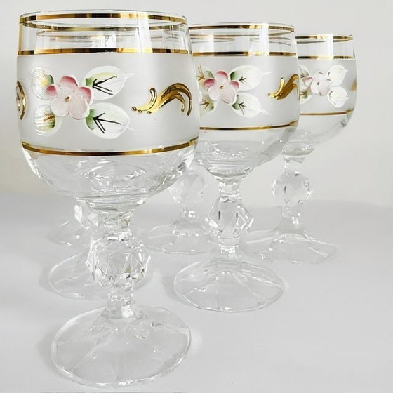 Image 1 of Set vintage handgeschilderde Boheemse wijnglazen kristal emaille bloemmotief 1960's