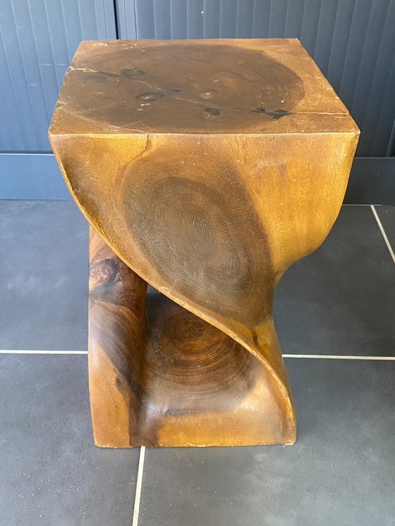N2 Kruk van massief onbewerkt walnotenhout, uit één stuk gesneden, 1970 – Krukjes, Wood (photo 4 of 16)