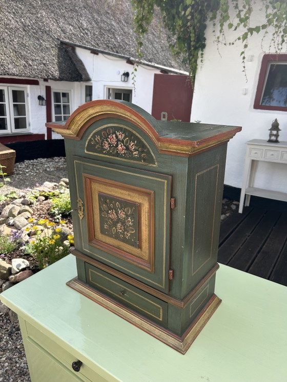 Image 1 of Klein Noors houten kastje