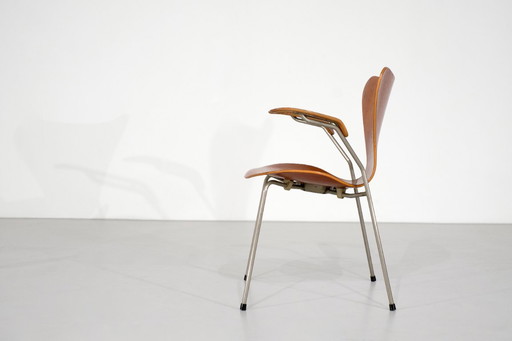3207" wooden chair by Arne Jacobsen for Fritz Hansen, Denmark, 1955.