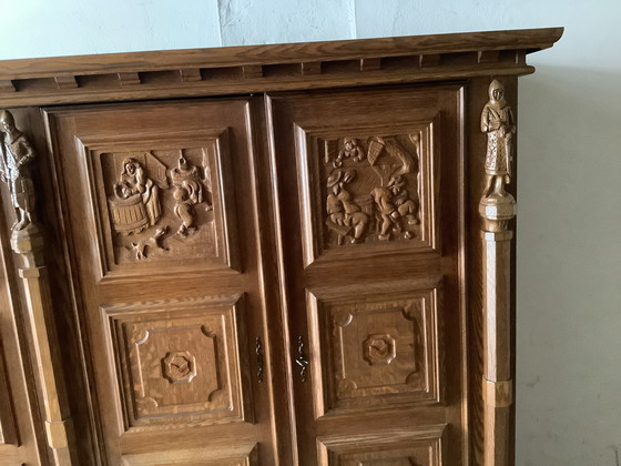 Image 1 of Meuble en chêne de caractère avec panneaux à tête de chevalier