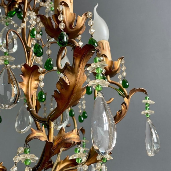 Image 1 of Vintage kroonluchter met zes lampen, versierd met gouden bladeren en kristallen, in klassieke Italiaanse stijl.
