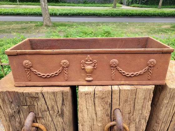 Rusty cast iron jardiniere planter, Plant pot, Brown, Vintage (photo 10 of 10)